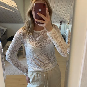 Vit spetstopp Hollister - En vit spetstopp från hollister som är använd fåtal gånger men kommer inte till användning längre. Man kan ha bh eller annat under, själv har jag också en vit spetsbody under (bild 2), funkar perfekt!