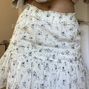 Blommig kjol - Säljer denna super söta kjol ifrån neo noir. Aldrig andvänd då den är lite för liten för mig. Nypris ca 500kr💞💞