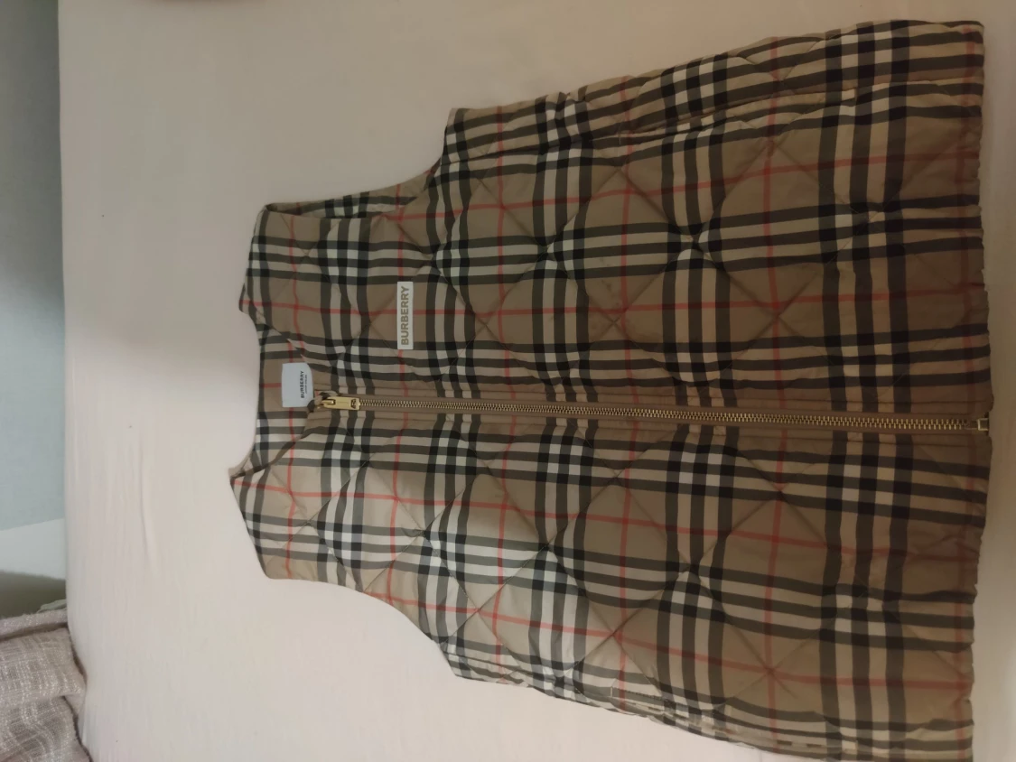 Burberry väst  2000kr 