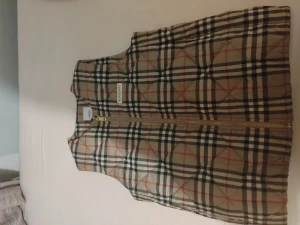 Burberry väst  2000kr  - Min dotter har använt burberry västen 2-3 gånger  den är för tjejer  164cm jätte fin väst 