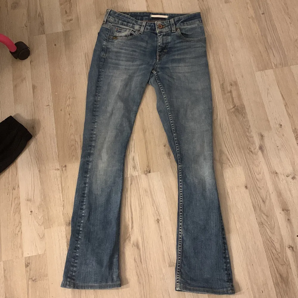 Säljer mina lågmidjade jeans använt dom typ3-4gånger dom är lite utsvängda jag som är 160-165 är dom perfekt längd i bena . Jeans & Byxor.