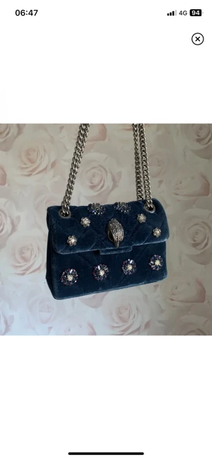 Kurt Geiger  - ❤️ En super söt väska till alla tillfällen, sammet med fina knappar på. Mörk mörk turkos/blå mot det gråa hållet❤️