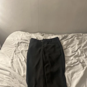 Kostymbyxor  - Säljer ett par kostymbyxor från Gina tricot som inte används längre och är i väldigt bra skick❤️