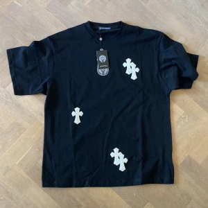Chrome hearts T-shirt  - Svart Chrome hearts t-shirt som jag säljer i Storlek L, den är stor i storleken. PRIS KAN DISKUTERAS.