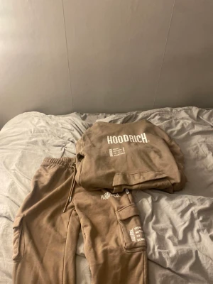 Hoodrich dress - Säljer nu mitt hoodrich sätt för att den kommer inte till användning längre. Bra skick och går att köpa byxan o tröjan för sig isf kom privat❤️