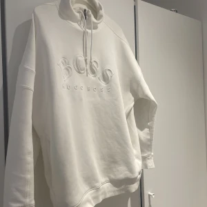 Hugo Boss Sweatshirt  - Hugo Boss sweatshirt, skick 8/10 Den säljs inte mer, otroligt skönt material:) Storlek:Medium, lite oversize i storleken