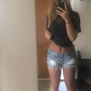 Jeans shorts - Snygga Levis shorts, står ingen storlek i shortsen men har S eller 36 i jeans🌸