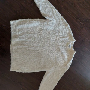 ACNE Studios tröja - Acne Studios feather tröja stl. M vit  Nyskick!!