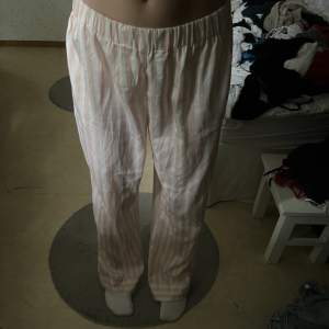 Vit/randiga pyjamasbyxor från BikBok i storlek S. Väldigt fina!💞