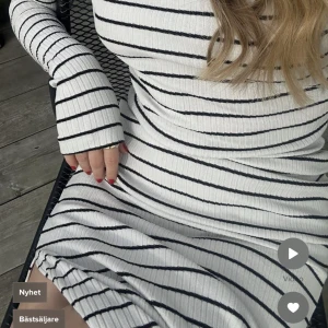 Randig klänning med djup rygg - Säljer denna superfina klänning från nakd då den tyvärr är för liten för mig ❤️köpt för 600, säljer för 400! Aldrig använd