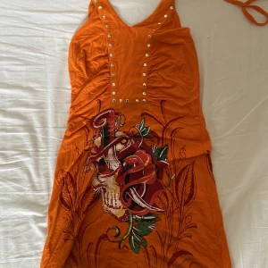 Ed hardy halterneck - Ed hardy halterneck klänning. Kan användas som en top. Vikt upp den på sista bilden! Står ingen storlek, uppskattar till S men stretchig så passar säkert M. Några rhinestones har ramlat av.