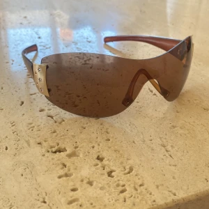 Solglasögon  - Ljusbruna solglasögon med brunt glas, detaljer på sidorna! Bra skick!