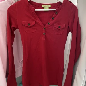 Röd långärmad - Jättefin långärmad tröja, sitter tight. Inget tryck på baksidan. 