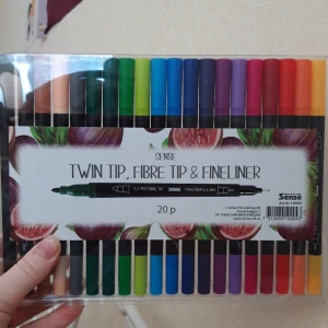 Pennor - Helt nya, oanvända fiber tip och fineliner twin tip pennor. Säljer eftersom att jag redan har sånna här och inte behöver extra.   Snälla tryck ej på "köp nu" utan att jag har godkänt det.