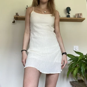 Klänning - Söt klänning i off white från hm, har sytt in den själv till att passa xs :)