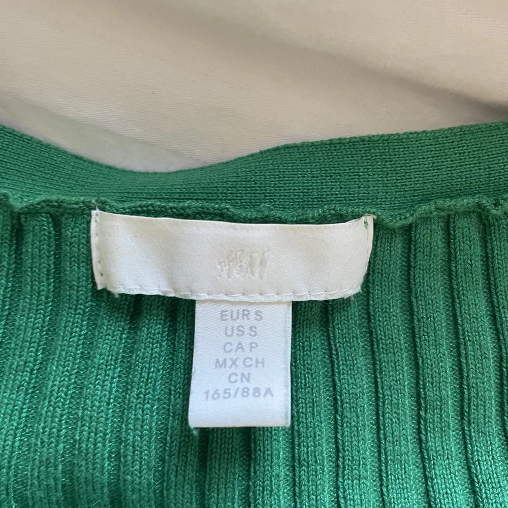 Halvstickad tröja från hm men v ringning. Superfin grön färg, använd Max 2 gånger så den är i nyskick. Toppar.