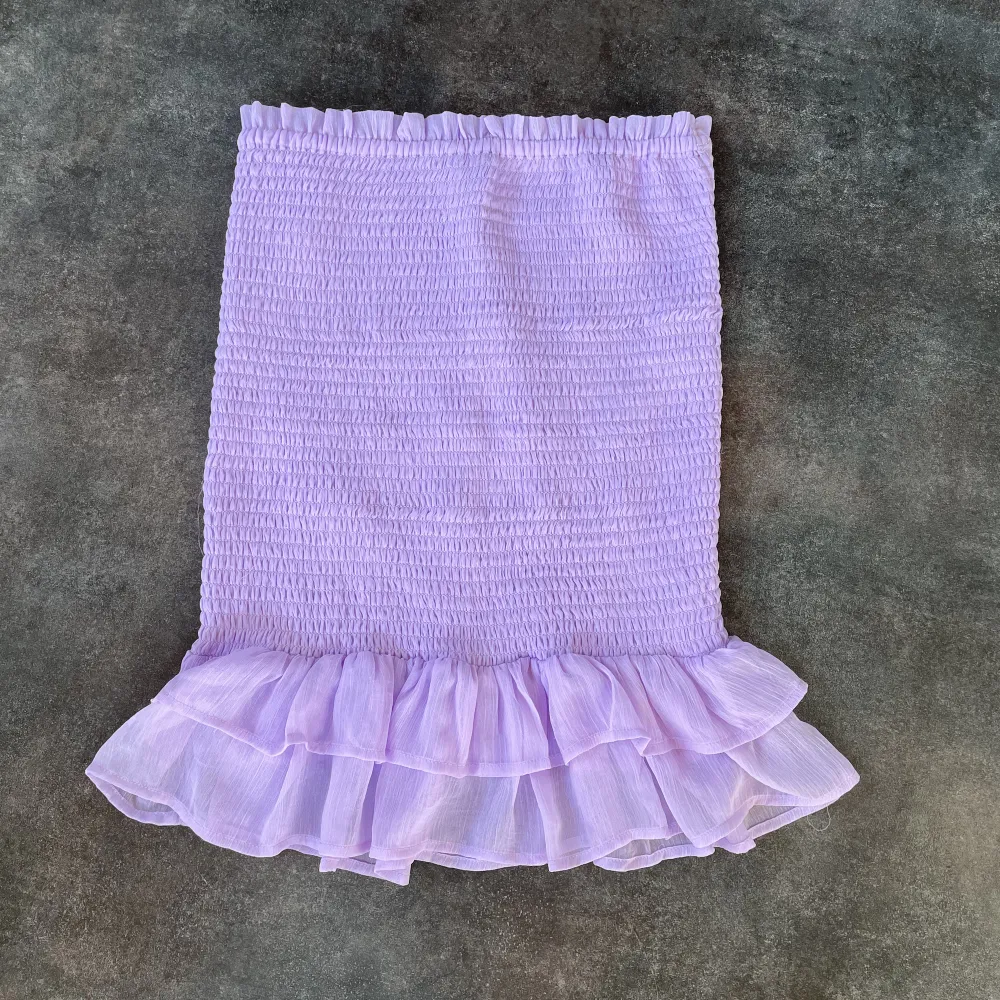 Säljer denna söta lila kjol som är i en super fin lila färg💜 i jättefint skicka och köptes från Bikabok! Den är i storlek M men passar perfekt på mig som är en S vanligtvis . Kjolar.