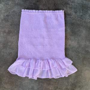 Säljer denna söta lila kjol som är i en super fin lila färg💜 i jättefint skicka och köptes från Bikabok! Den är i storlek M men passar perfekt på mig som är en S vanligtvis 