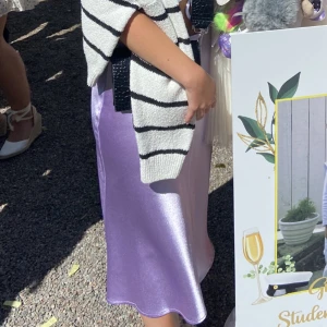 Lila midikjol i satin - Lila midikjol i satin i strl XS. I fint skick, missvisande färg på bild 2 och 3. 100kr + frakt 