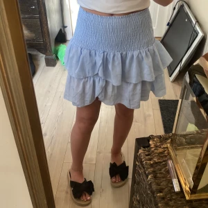 Volangkjol  - Volangkjol från Neo noir! Använd endast någon gång💕 köparen står för frakt 