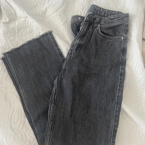 Rowe jeans - Jeans i mörkgrå tvätt i modellen Rowe från Weekday. I strl 26x30. Passar mig i längden som är ca 158 cm. I fint skick. 150kr + frakt 