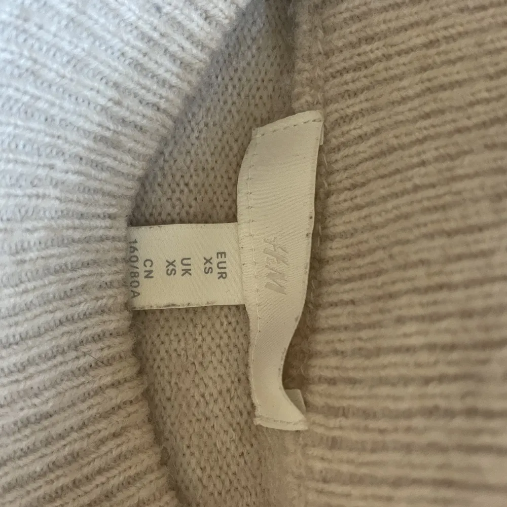 Superfin beige stickad tröja från hm. Super mjuk. Nyskick. Lite större xs så mer en S och en oversized xs. Stickat.