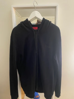 Hugo boss hoddie med dragkedja  - Hel oanvänd Hugo Boss hoddie med dragkedja. Nypris 1200 