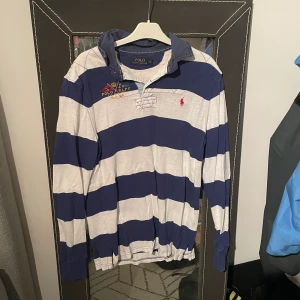 Ralph lauren långärmad pike  - Ralph lauren i pike i strl S