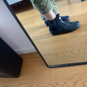 Stövlar med klack - Jättesnygga låga stövlar i färgen mörk marinblå. Endast använda ett fåtal ggr! Snygg stövel som man också kan ha på stan! Som dessutom är enkla att ta på sig. (Nypris ca 900kr)