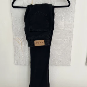 Jeans NA-KD - Storlek 34, men passar S Använda en gång.