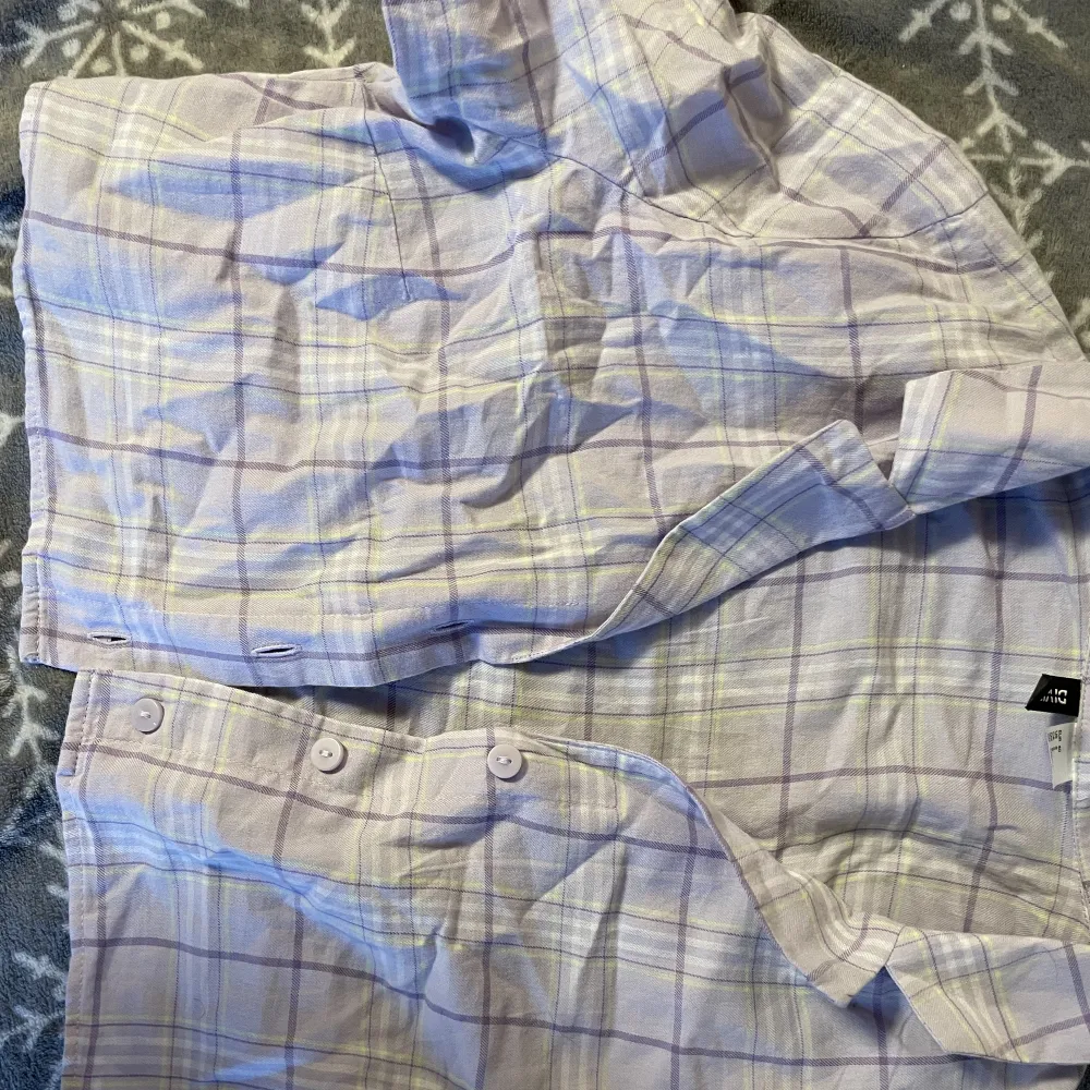 En kort ärmad skjorta i storlek 40 från hm. Skjortor.