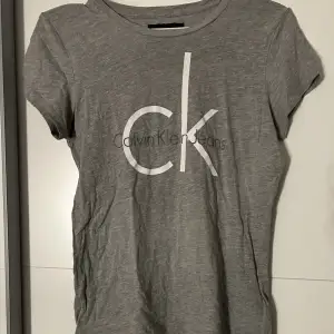 Grå T-shirt från Calvin Klein, fint skick!