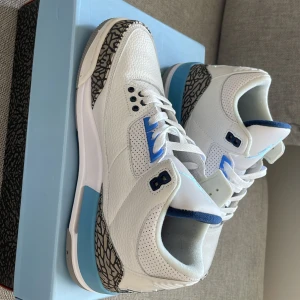 Jordan 3 retro - Säljer mina jordan 3 retro  Jag har använt dom 2 gånger o ligger mest i boxen så tänkte att  de kanske var dax att sälja iväg dom till någon som har användning av dem  Storlek:43 Priset går att diskuteras  