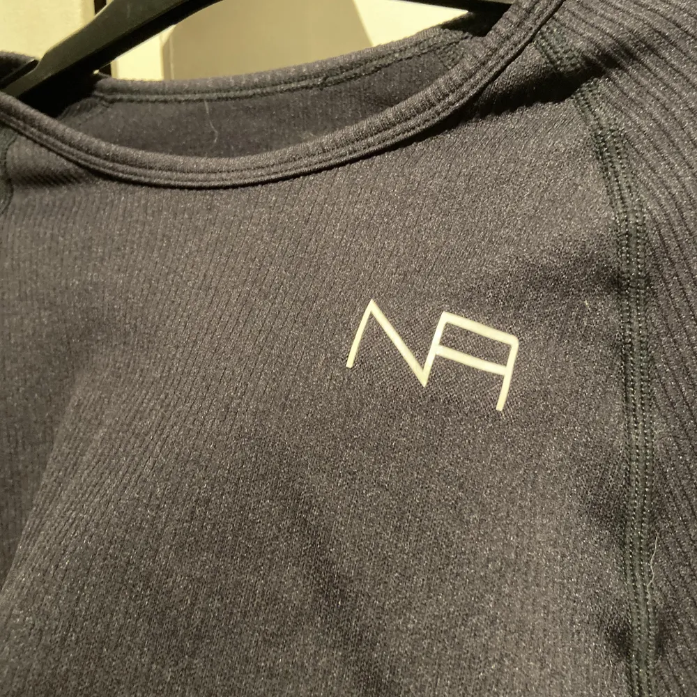 Hej! Säljer denna tränings tröjan från NA i storlek XS! Inprincip oanvänd med mycket skönt material och fint skick! . Hoodies.