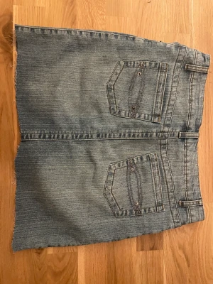 Jeanskjol - Somrig retro jeanskjol i mycket bra skick.