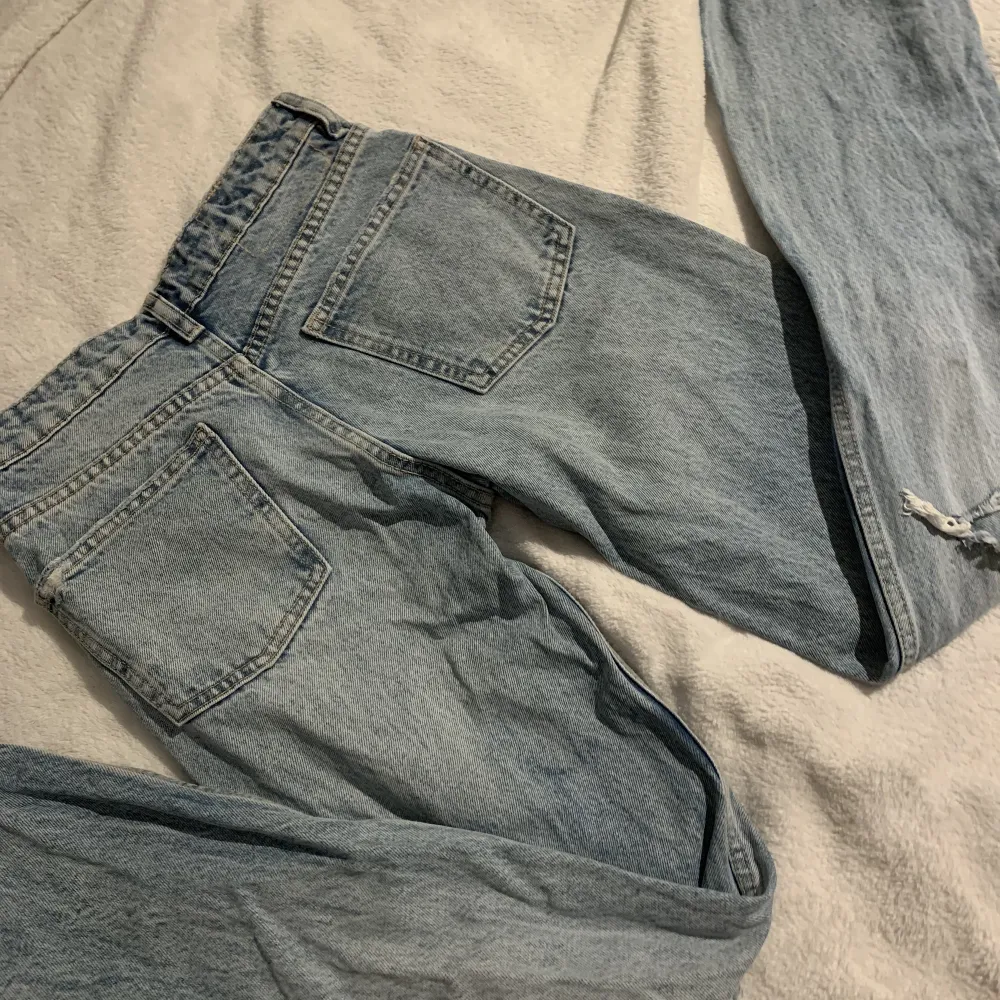 Säljer dessa midwaist jeans från zara. Skriv om ni har några frågor!💕. Jeans & Byxor.