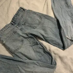 Säljer dessa midwaist jeans från zara. Skriv om ni har några frågor!💕