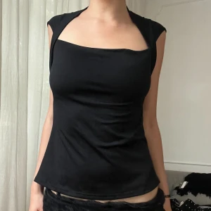 svart topp - storlek: passar S & M. stretchigt tyg. möts i stockholm eller fraktar med frimärke (45kr).