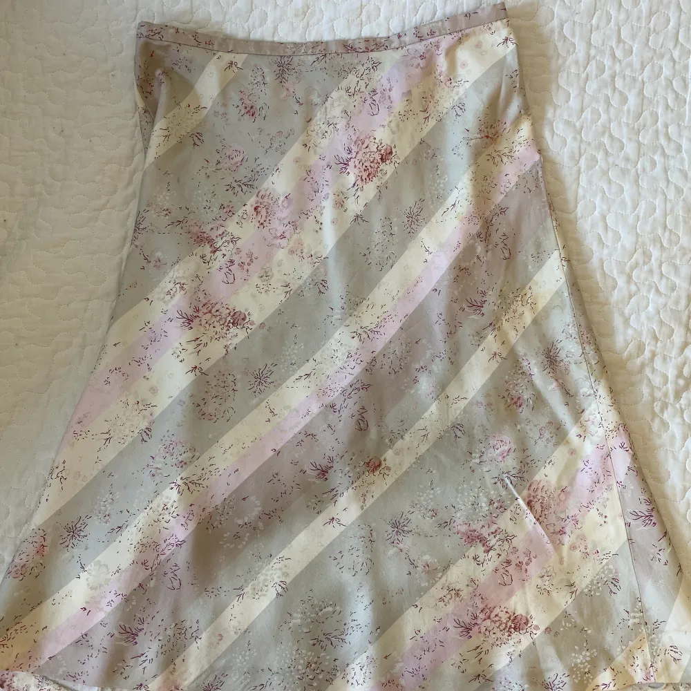 sommrig kjol i silke från French Connection.. Kjolar.