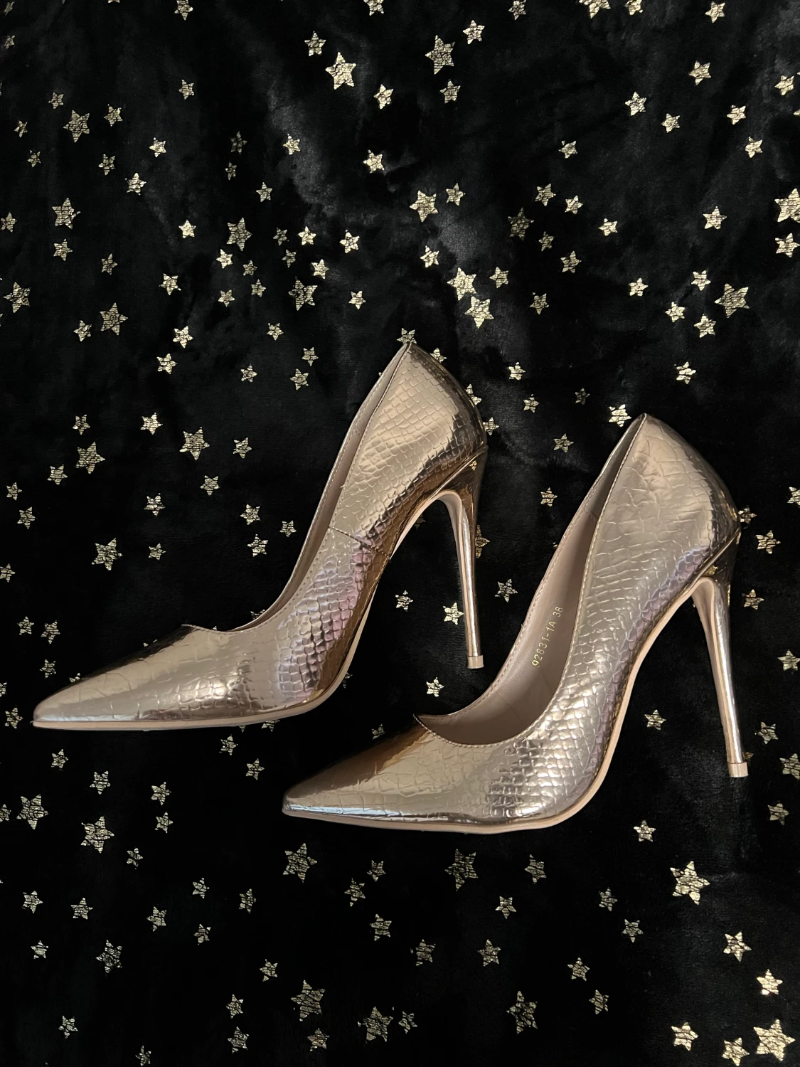 högklackade skor koppar guld