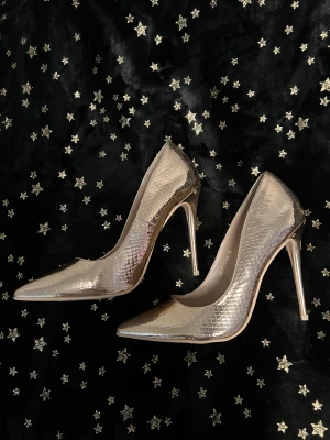 högklackade skor koppar guld - använd en gång stl 38, kr 250 pls fraktkostnad eller personlig hämtning Åkersberg 