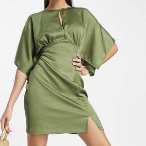 Säljer denna fina gröna klänningen då den inte passade mig! Aldrig använd och lapparna sitter kvar! Nypris: 400kr! 💕💕pris kan diskuteras!!!