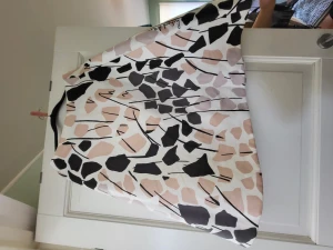 Kjol  - Så fin kjol från H&ms kollektion richard Allen. Jätte bra och starkt material