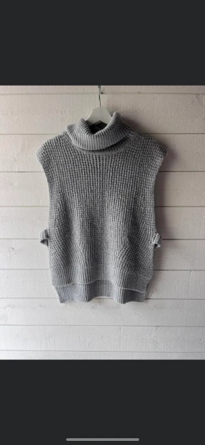 Stickad väst - Stickad väst från Neo Noir, knappt använd! 