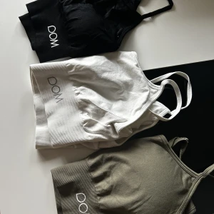 drop of mindfulness sport bh  - Sport bh-ar från Drop of Mindfulness, storlek L på den gröna och vita, storlek M på den svarta   Aldrig använda! Bara legat i lådan.