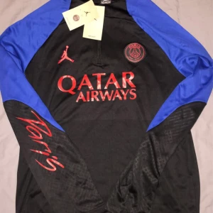 PSG tracksuit | svart/röd/blå  - Skön oanvänd Jordan x PSG tracksuit i färgerna svart, blå och röd, perfekt till att köra fotboll i eller bara ha på sig när man är ute ☀️strl M. PRIS GÅR ATT DISKUTERA!!!