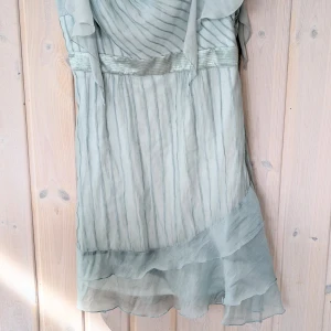 Vintage klänning  - 💙 Vintage unik klänning i mycket bra skick  Väldigt sömrig 💙 Det passar perfekt för fest eller fin middag  klänning köpte från Vintage secondhand  💙 Storleken är XL på lappen men skulle säga att både motsvarar M/l .Underklänning material är satin materil