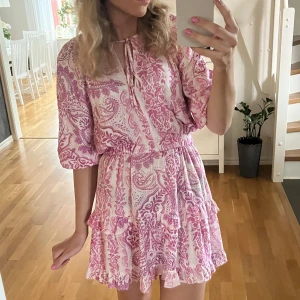 Rosa klänning zara - Säljer nu denna rosa klänning från zara då jag inte får användning för den längre 🩷🩷endast använda 1 gång så den är därför i superbra skick. Hör av er vid frågor eller funderingar. Väldigt eftertraktad därav priset🩷