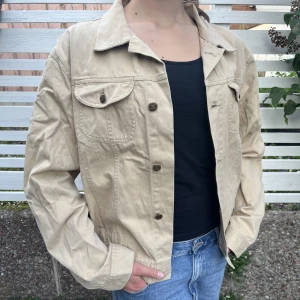 Beige jeansjacka oversize - Beige jeansjacka, storlek XL (herrstorlek), oversize, (färg: gulbeige), vårjacka/sommarjacka, herrjacka. Finns mer bilder.