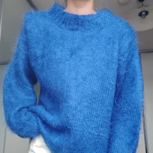 Stickad tröja från 80-talet - Hemmastickade tröjor från 80-talet i toppenskick! Gjorda i ull men upplever de inte som stickiga. Finns fler bilder. Den lila är tightare än den blåa. Jag har strl 36 och de passar båda bra:-) Pris går att diskutera vid snabb affär (Blåa såld!)